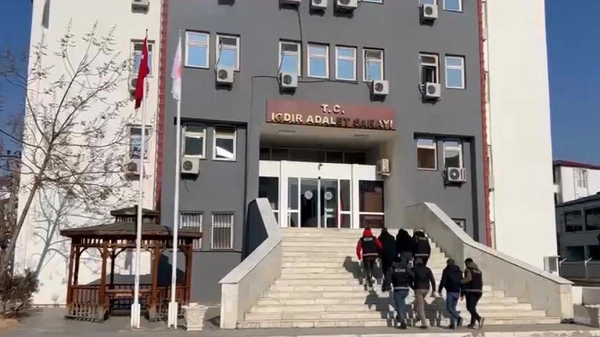 Iğdır polisinden tarihi eser operasyonu: 715 sikke ele geçirildi