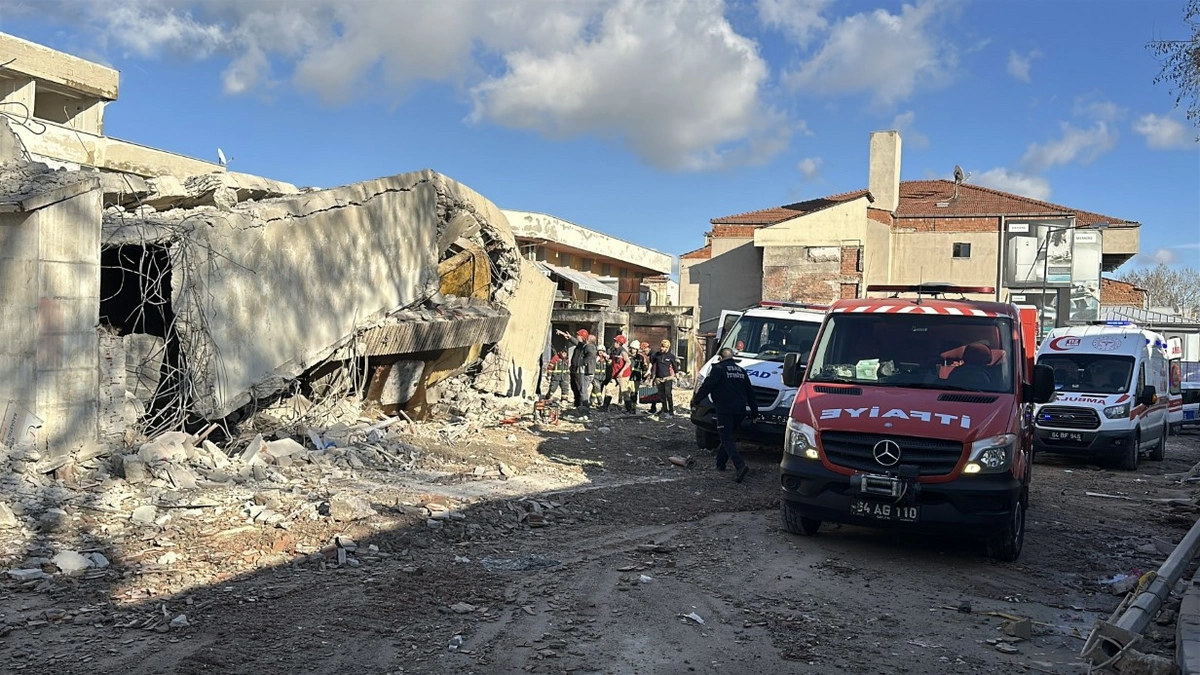 Uşak'ta facia: Enkaz altında kalan operatörün cansız bedeni çıkarıldı