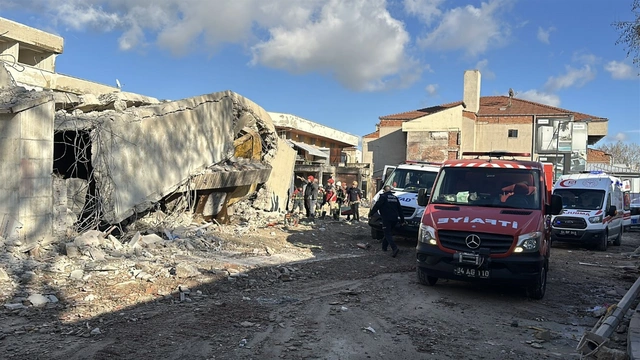 Uşak'ta yıkım felaketi: İş makinesi operatörü enkaz altında kaldı