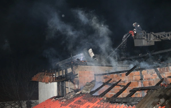 Amasya'da yangın çıkan 2 katlı ev küle döndü