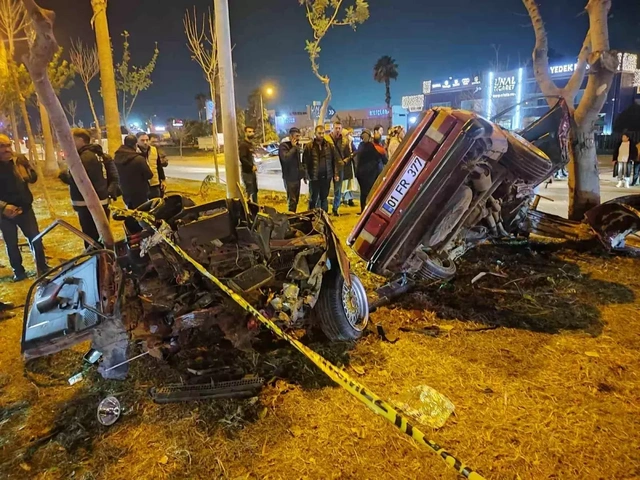 Adana'da feci kaza: Ağaçlara çarpan otomobil ikiye bölündü