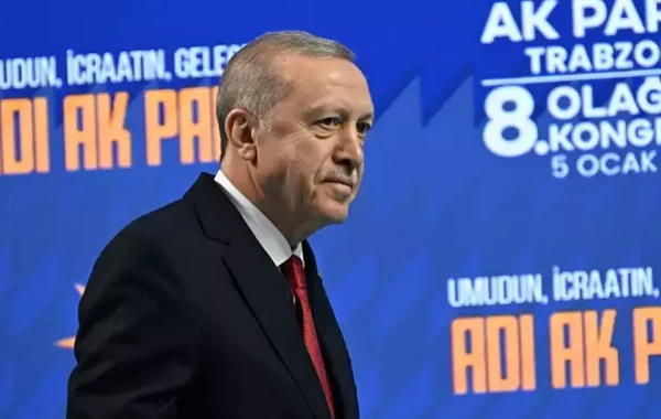 Erdoğan Trabzon'da şiir okurken hayranı sahneye çıktı, selfie çekti