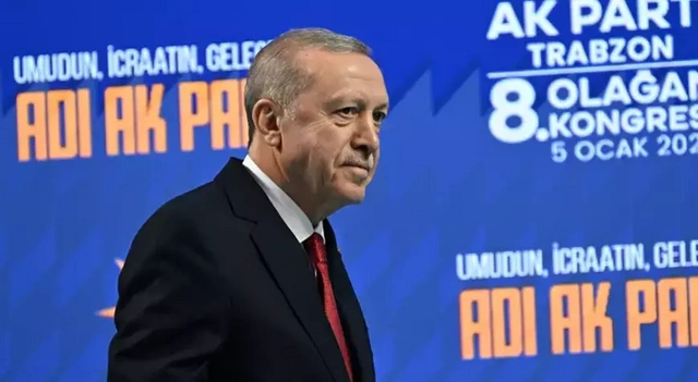 Erdoğan Trabzon'da şiir okurken hayranı sahneye çıktı, selfie çekti