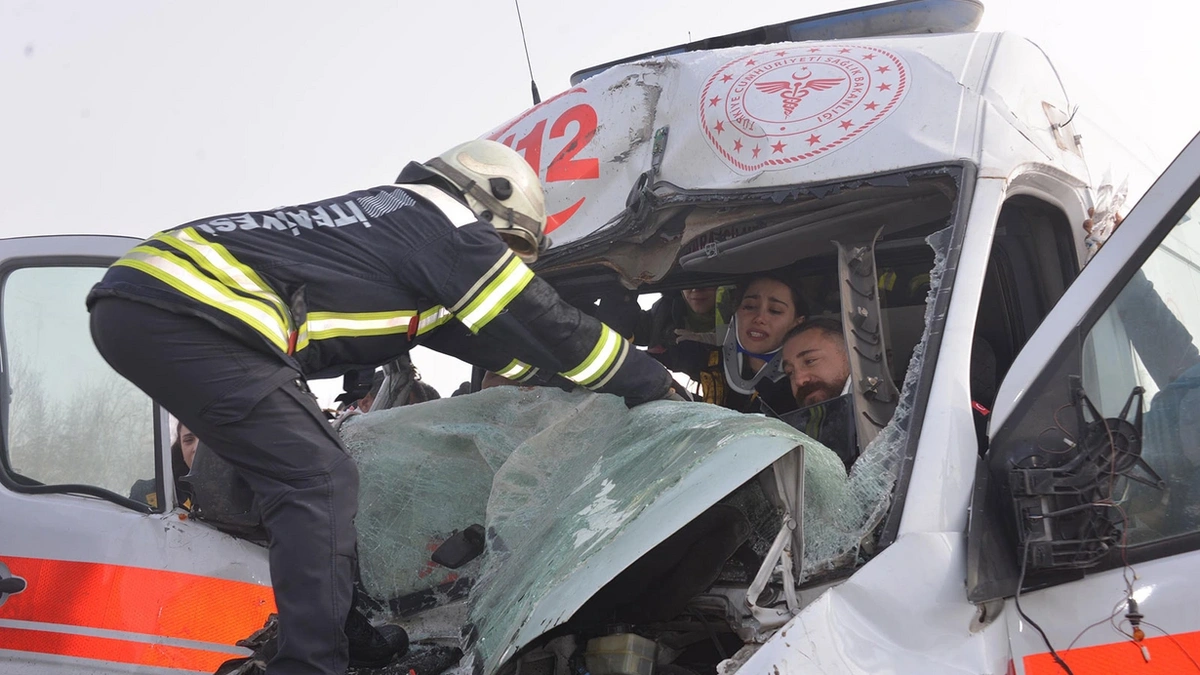 Erzurum'da kaza ihbarına giden ambulans, tırla çarpıştı: 3 sağlık görevlisi yaralandı