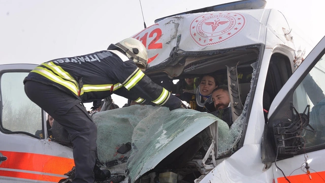 Erzurum'da kaza ihbarına giden ambulans, tırla çarpıştı: 3 sağlık görevlisi yaralandı