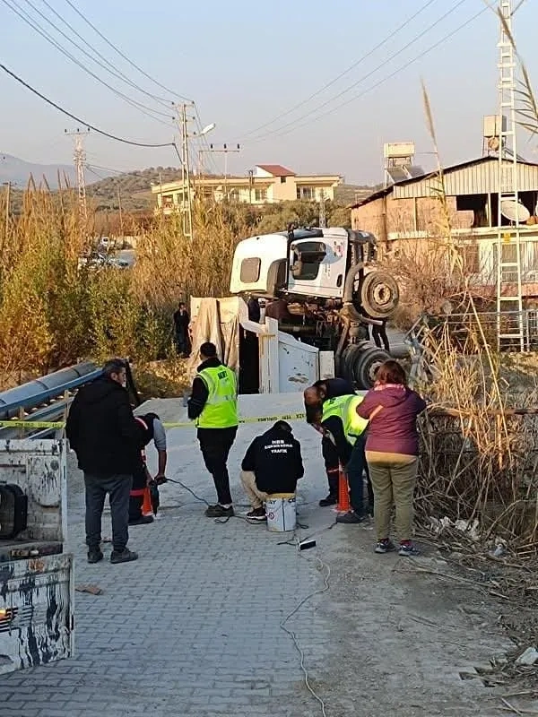 Hatay'da korkunç kaza: Köprü çöktü, kamyon dereye yuvarlandı