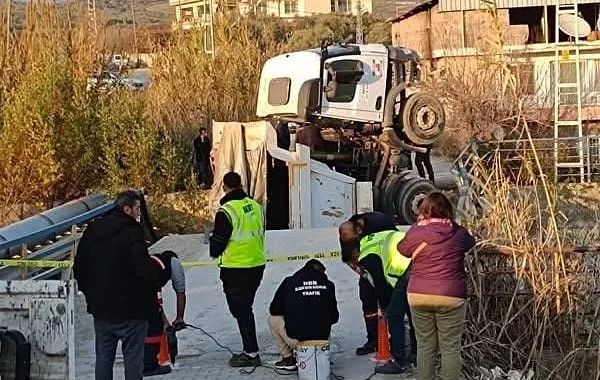 Hatay'da korkunç kaza: Köprü çöktü, kamyon dereye yuvarlandı