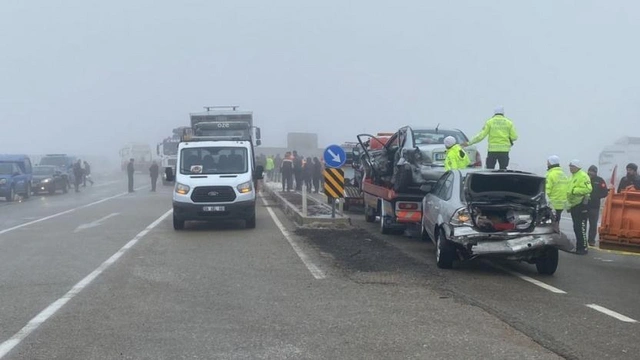 Kırşehir'de zincirleme trafik kazası: 3 ölü, 18 yaralı