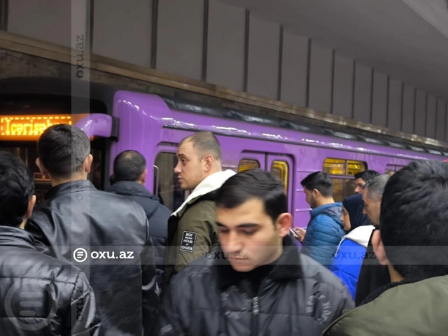 Bakı metrosunda PROBLEM: Sərnişin relsin ÜZƏRİNƏ DÜŞDÜ