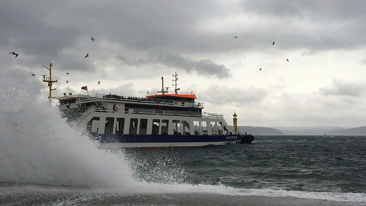 Gökçeada'ya yapılacak feribot seferlerine fırtına engeli