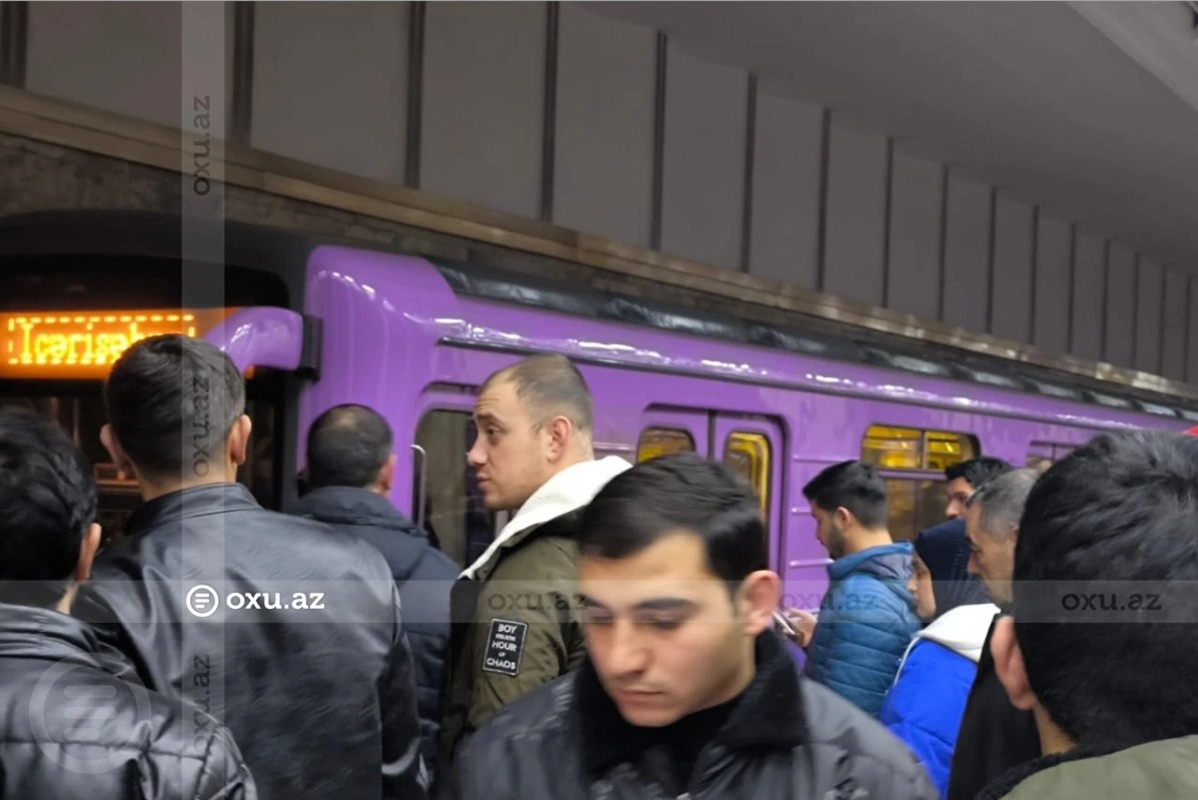 Bakı metrosunda PROBLEM: Sərnişin relsin ÜZƏRİNƏ DÜŞDÜ