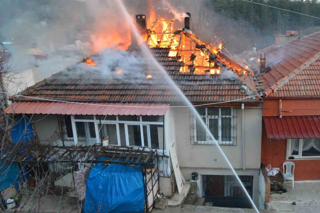 Samsun'da korku dolu anlar: Çatı katı alevlere teslim oldu