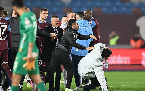 Trabzonspor-Alanyaspor maçında saha karıştı: Gerginliğin perde arkası