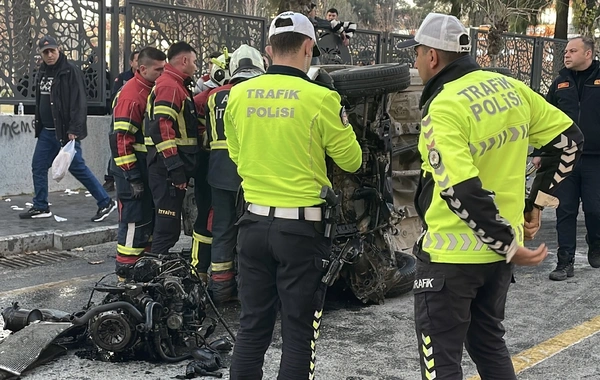 Aydın'da korkunç kaza: Otomobil refüje çarptı, 2 yaralı