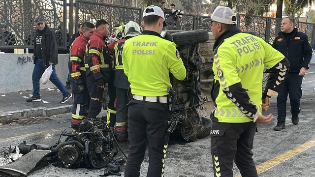 Aydın'da korkunç kaza: Otomobil refüje çarptı, 2 yaralı