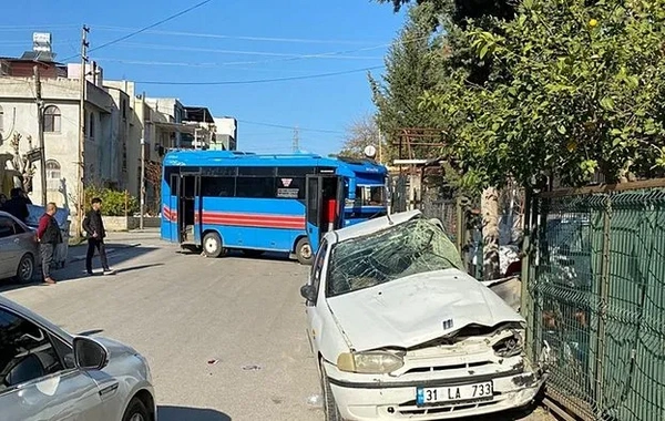 Adana'da feci kaza: Otomobil ve halk otobüsü çarpıştı, 6 yaralı var