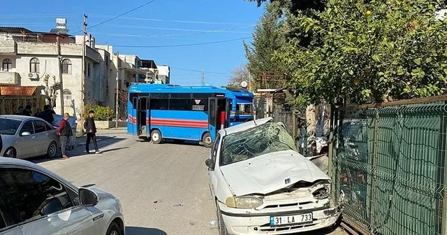 Adana'da feci kaza: Otomobil ve halk otobüsü çarpıştı, 6 yaralı var