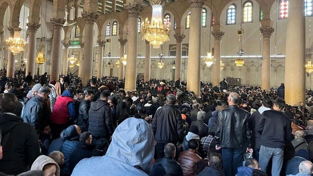 Emevi Camii'ndeki cuma namazında izdiham: Ölü ve yaralılar var