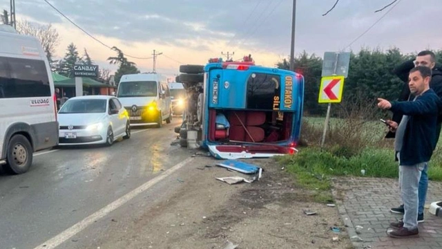 İstanbul'da feci kaza: Kontrolden çıkan ticari araç minibüse çarptı, çok sayıda yaralı var