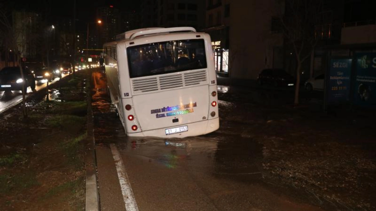 Adana'da dehşet anları: Su borusu patladı, otobüs çukura düştü