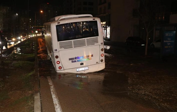 Adana'da dehşet anları: Su borusu patladı, otobüs çukura düştü