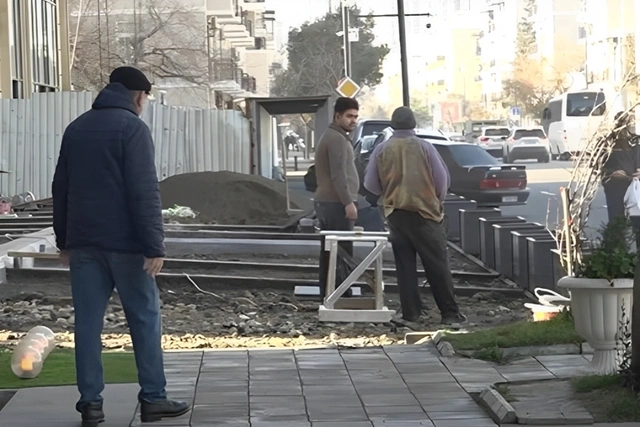 Bakının əsas küçəsində səkilər ZƏBT OLUNDU