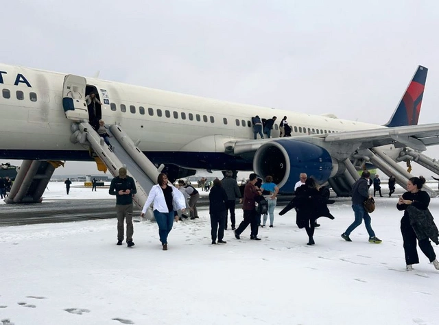 Авиалайнер с более чем с 200 пассажирами эвакуировали в Атланте из-за горящего двигателя