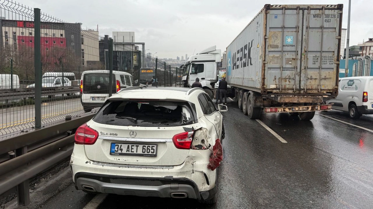 Beylikdüzü E-5'te kaza: Makaslayan tır yolu kapattı