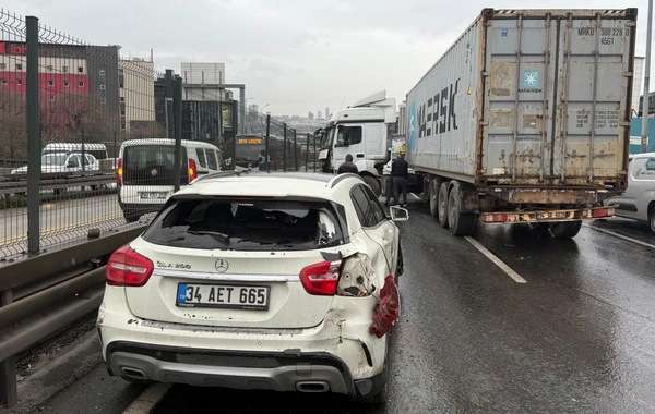 Beylikdüzü E-5'te kaza: Makaslayan tır yolu kapattı