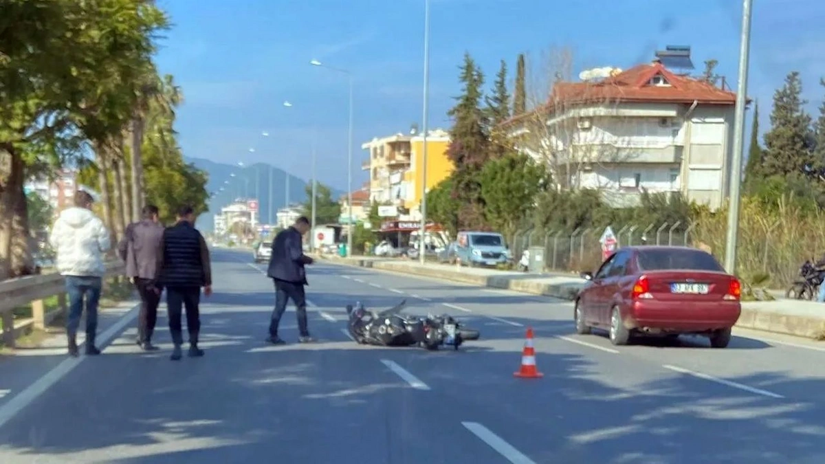 Kaza yapan motosikletlinin kaskını çıkaran baba, oğlu olduğunu görünce yıkıldı