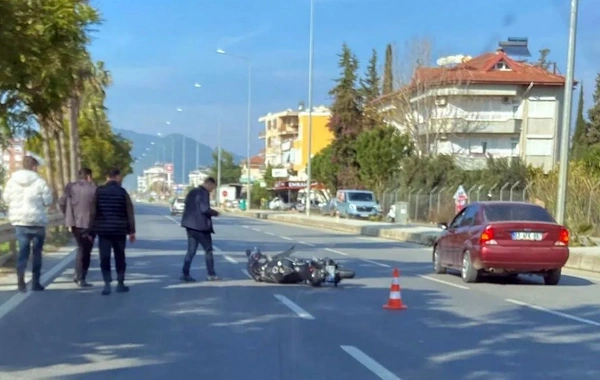 Kaza yapan motosikletlinin kaskını çıkaran baba, oğlu olduğunu görünce yıkıldı