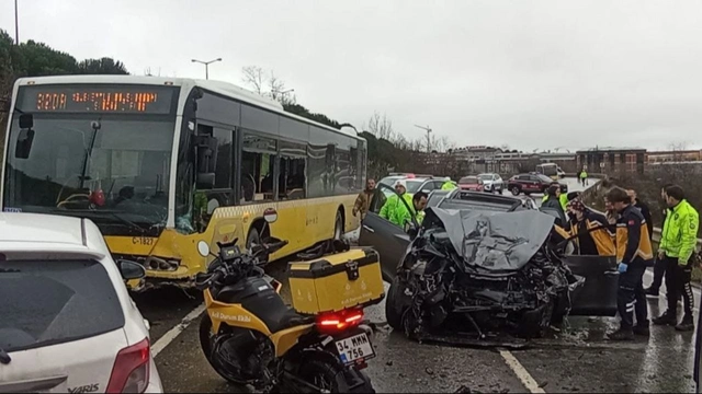 İstanbul'da korkunç kaza: İETT otobüsü otomobile çarptı, ölü ve yaralılar var