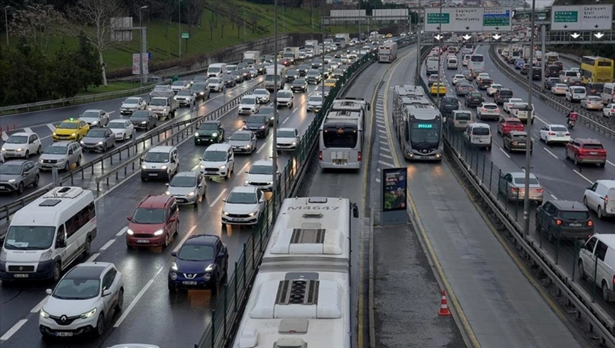 İstanbul'da haftanın ilk iş gününde trafik kilitleniyor: Yağış ve yoğunluk sürücüleri zorluyor