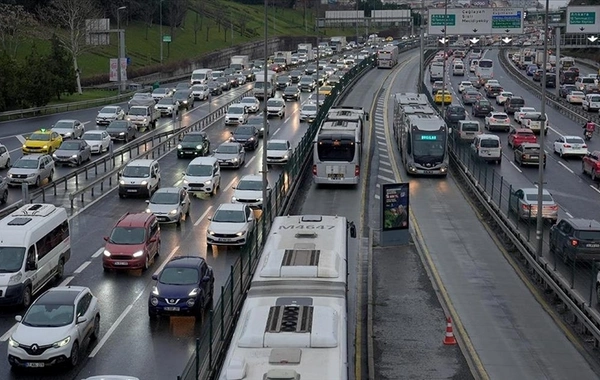 İstanbul'da haftanın ilk iş gününde trafik kilitleniyor: Yağış ve yoğunluk sürücüleri zorluyor