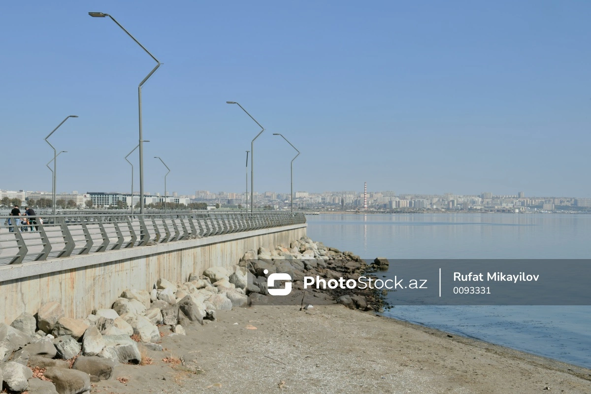 Молодой человек бросился в море в Баку