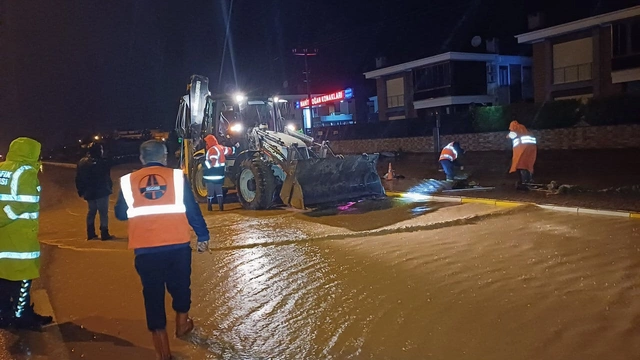 Balıkesir-Çanakkale yolunda sağanak yağış etkisi: Kısmi kapanma