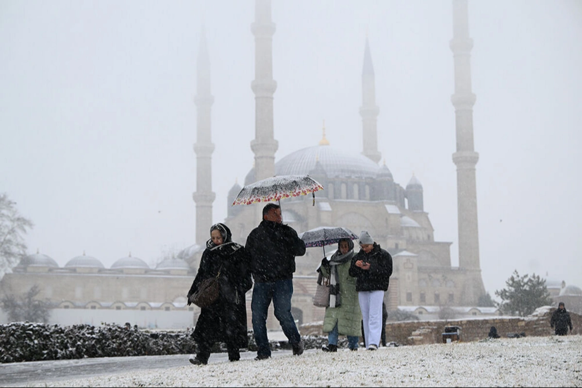 Edirne'de eğitime kar engeli: Okullar tatil edildi