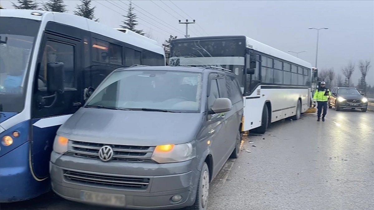 Ankara'da zincirleme trafik kazasında 31 kişi yaralandı