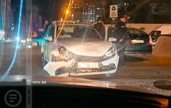 В Баку столкнулись два автомобиля