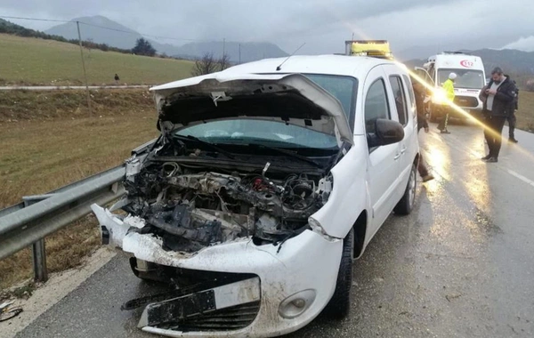 Isparta'da korkutan kaza: Yaralı polisler hastaneye kaldırıldı