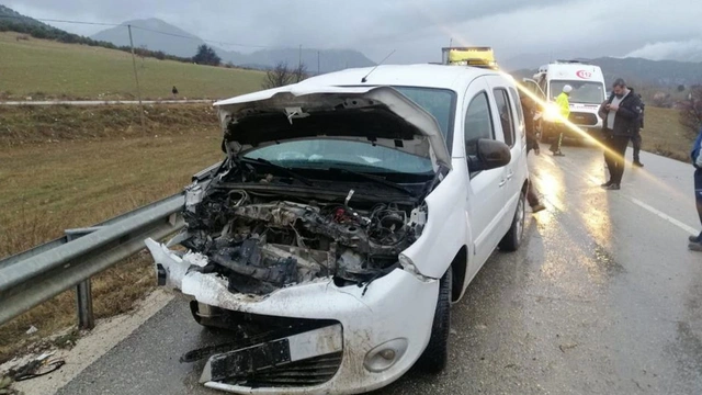 Isparta'da korkutan kaza: Yaralı polisler hastaneye kaldırıldı