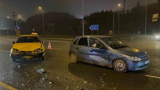 Bolu'da feci kaza: İki otomobil çarpıştı, 3 yaralı var