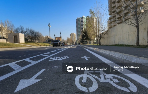 Velosiped və skuter sürücüləri üçün çəkilən zolaqlar niyə yarımçıq kəsilir?