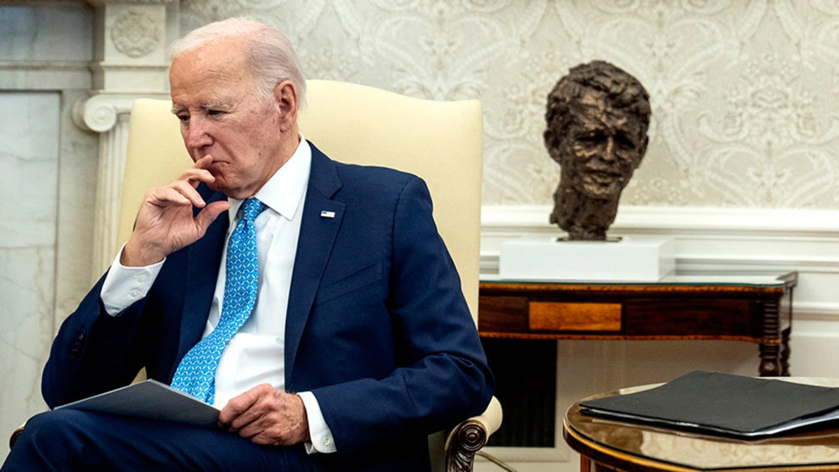 Biden'in çalışanları Beyaz Saray'dan kamyonlarla gizli belge çıkarıyorlar