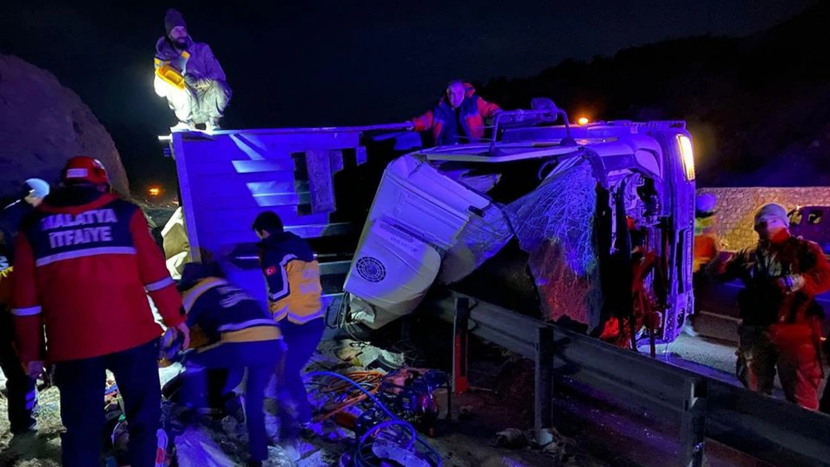 Malatya'da feci kaza: Tır şarampole devrildi, 2 ölü, 1 yaralı