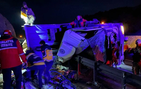 Malatya'da feci kaza: Tır şarampole devrildi, 2 ölü, 1 yaralı