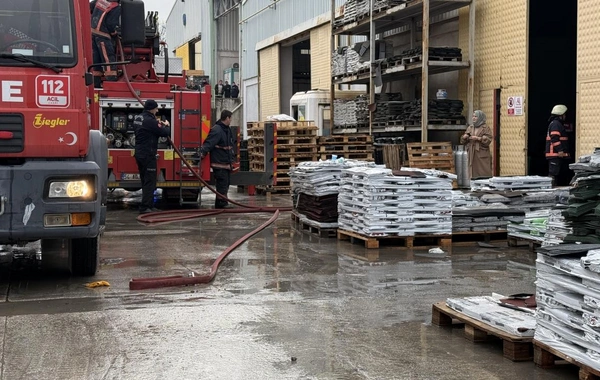 Sakarya'da yalıtım fabrikasında yangın çıktı: 2 işçi yaralandı