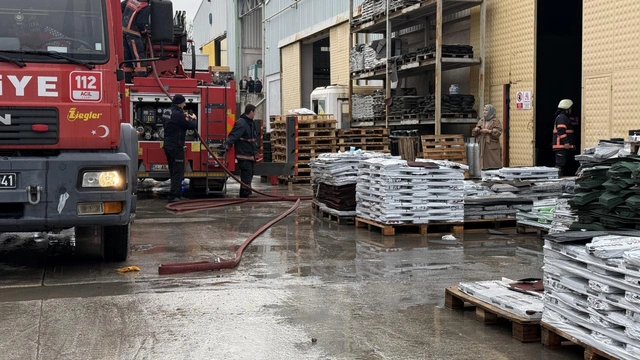 Sakarya'da yalıtım fabrikasında yangın çıktı: 2 işçi yaralandı