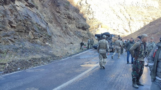 Şırnak'ta askeri araç buzlanma nedeniyle devrildi: 2 yaralı