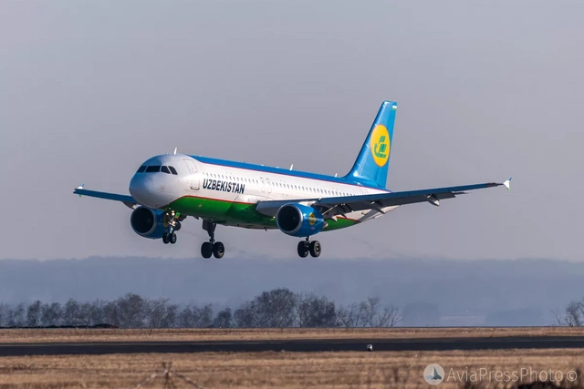 Самолет авиакомпании Uzbekistan Аirways экстренно сел в Москве на одном двигателе